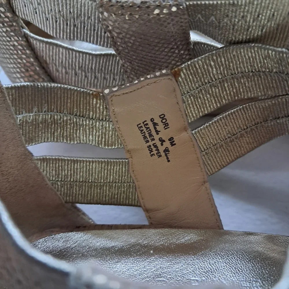 Donald J Pliner Sandals Women 9M Gold Dori Wedge Thong Zip Metallic Leather Boho